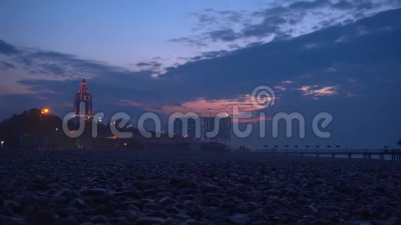 在日落时巴统市拥有美丽的景色夜晚的堤景灯光视频的预览图
