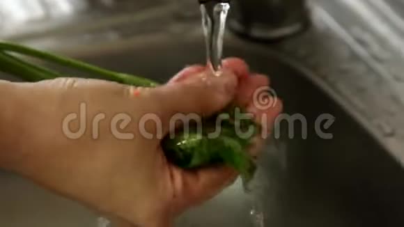 女人在家做饭用手洗阿皮奥棒视频的预览图
