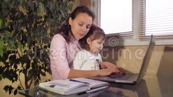 家庭使用笔记本电脑视频的预览图