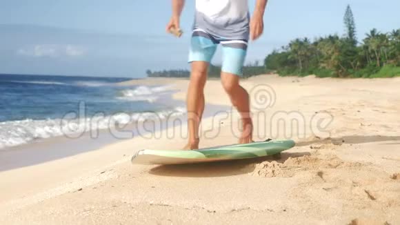 冲浪者在夏威夷冲浪前打蜡视频的预览图