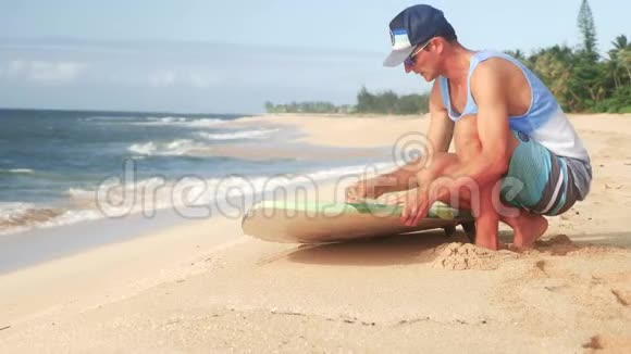 冲浪者在夏威夷冲浪前打蜡视频的预览图