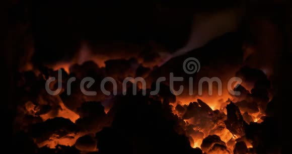 在炉子里烧煤活煤余烬发光煤抽象背景视频的预览图