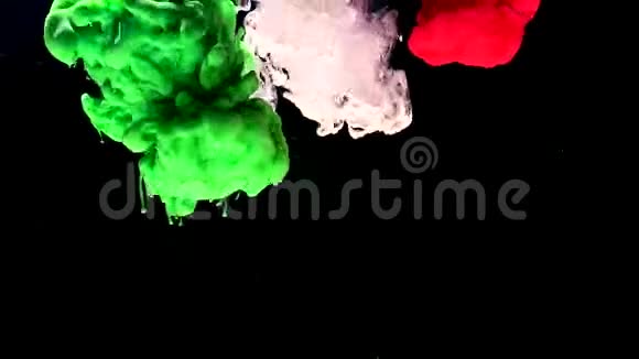 绿色白色和红色水彩墨水在水中的黑色背景视频的预览图