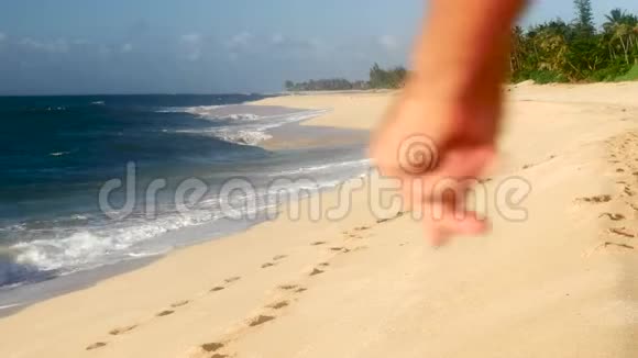 冲浪者拿着冲浪板在夏威夷海滩上散步视频的预览图