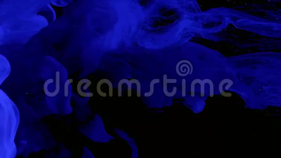 彩色空间背景蓝色水彩墨水在水中的黑色背景上视频的预览图