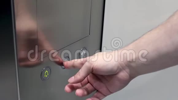 愤怒的人贾宾电梯关闭按钮视频的预览图