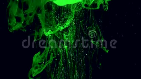 神经网络绿色水彩墨水在水中的黑色背景上视频的预览图