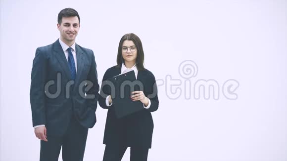 微笑富有自信的商业夫妇男人指着女人手中的一把美元钞票扇子视频的预览图
