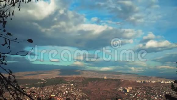 城市景观从高度来看第比利斯的城市格鲁吉亚建筑物全景图视频的预览图