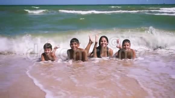 四个孩子躺在沙滩上冲浪视频的预览图