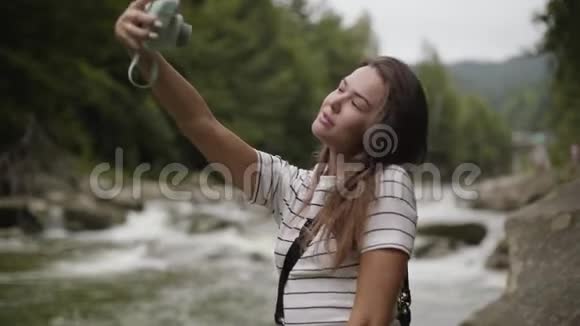 站在山河前自拍的美女与大自然的联系户外休闲视频的预览图