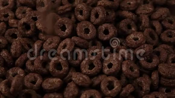下降巧克力早餐谷类食品特写慢动作视频的预览图