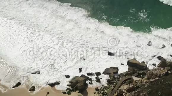 带波浪的海滩在拿撒勒葡萄牙视频的预览图