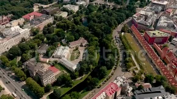 里加拉特维亚五月2019年鸟瞰里加的城市公园城市运河附近的墙壁老城市和布里维巴斯广场视频的预览图