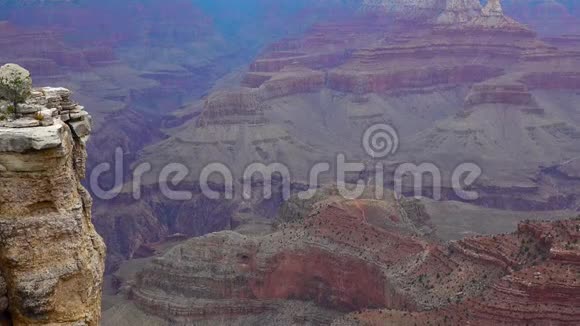 河谷和红色岩石的全景美国亚利桑那州科罗拉多河大峡谷国家公园视频的预览图