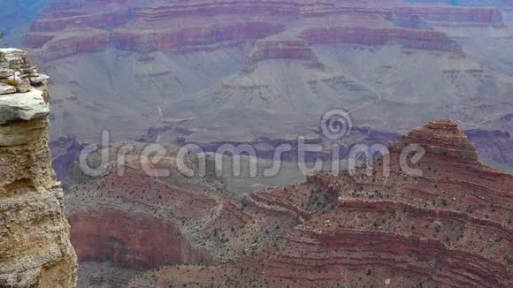 河谷和红色岩石的全景美国亚利桑那州科罗拉多河大峡谷国家公园视频的预览图