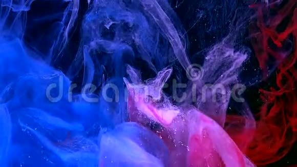 彩色空间背景蓝色白色和红色水彩墨水在水中的黑色背景上视频的预览图