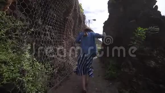 一个年轻的女人害怕幽闭恐惧症在山间的过道里奔跑防护网格视频的预览图
