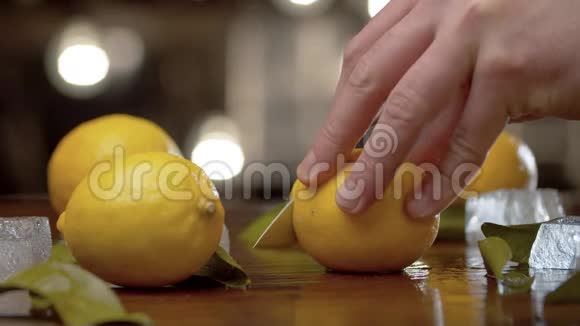 男性将柠檬切成楔形视频的预览图