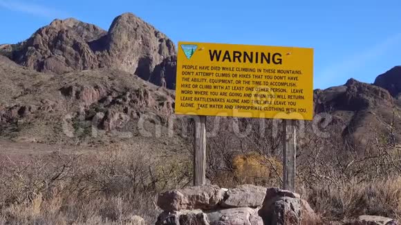 美国亚利桑那州2019年11月24日信息标志警告背景是山脉形成和沙漠景观视频的预览图