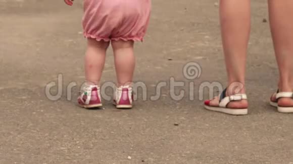 俄罗斯诺夫哥罗德2019年6月12日穿粉色衣服的小女孩拍手视频的预览图