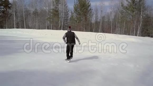 溜冰场的老人视频的预览图