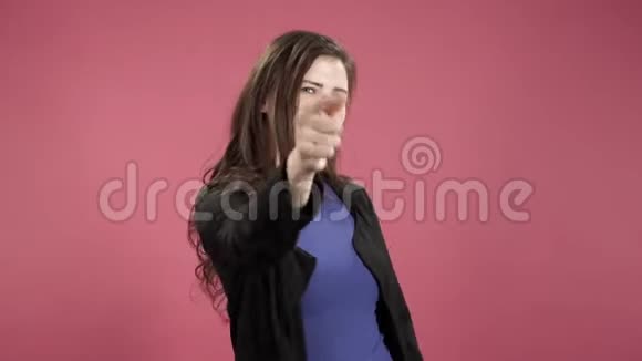 快乐的商业女人抢手指嘿你的手势视频的预览图
