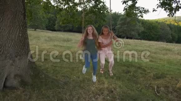 两个快乐的女孩在跳绳视频的预览图