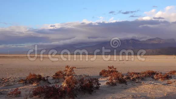 黄昏时分雷云在山上移动新墨西哥山峰视频的预览图