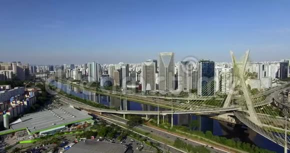 现代城市长缆桥上的汽车交通汽车在吊桥上行驶视频的预览图