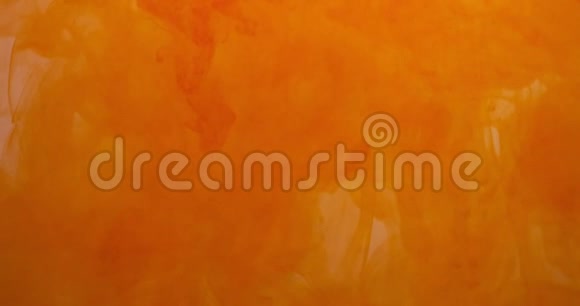 橙色油漆墨水滴在水中白色背景英气云在水下流动孤立的多云烟雾视频的预览图
