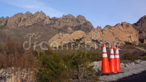 以仙人掌为背景的山脉和沙漠景观的路标亚利桑那州视频的预览图