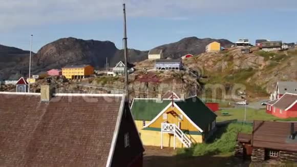格陵兰Sisimiut丰富多彩的建筑和房屋全景视频的预览图