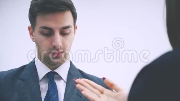 可爱的办公室女人正在向她的老板汇报解释一些事情但他不想听从他的脸上流露出来视频的预览图