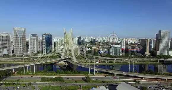 现代城市长缆桥上的汽车交通汽车在吊桥上行驶视频的预览图