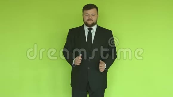 一个长着胡子的英俊的白种人正在绿色背景色度键商业背景下跳舞视频的预览图