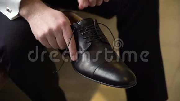 男人穿上鞋子系鞋带视频的预览图