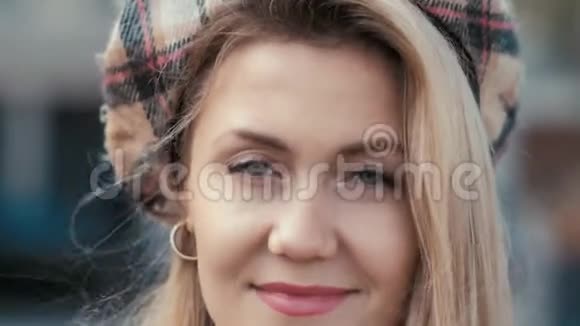时尚的巴黎商业女性穿着贝雷帽和米色风衣对相机微笑转身离去视频的预览图