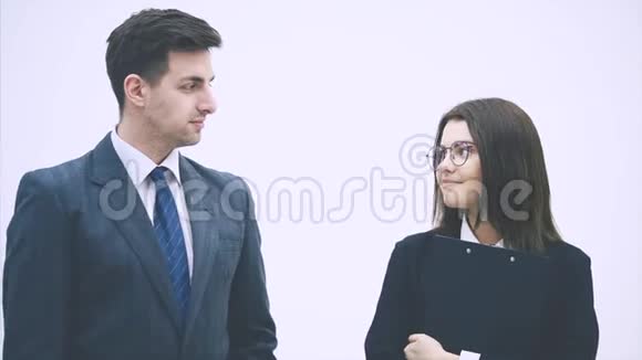微笑富有自信的商业夫妇男人指着女人手中的一把美元钞票扇子视频的预览图