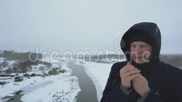 人们在寒冷的天气里结冰在冬天的降雪中搓手保暖流感病毒豁免和视频的预览图