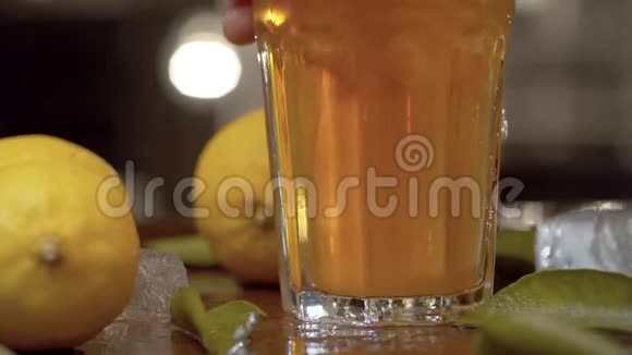 手把杯子和冰茶放在桌子上视频的预览图