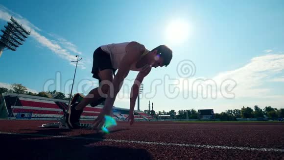 运动员用人造腿开始慢动作跑视频的预览图