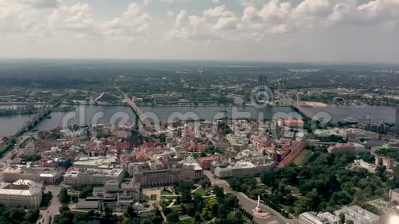 里加拉特维亚五月2019年空中俯瞰里加旧市中心和多加瓦河上的主要桥梁视频的预览图