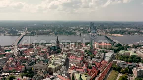 里加拉特维亚五月2019年空中全景的历史城市中心里加和桥梁的多加瓦河视频的预览图