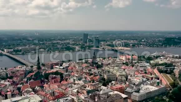 里加拉特维亚五月2019年历史城市中心里加的时间和多加瓦河上的桥梁视频的预览图