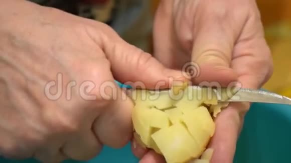 女人把煮土豆切成块做沙拉视频的预览图