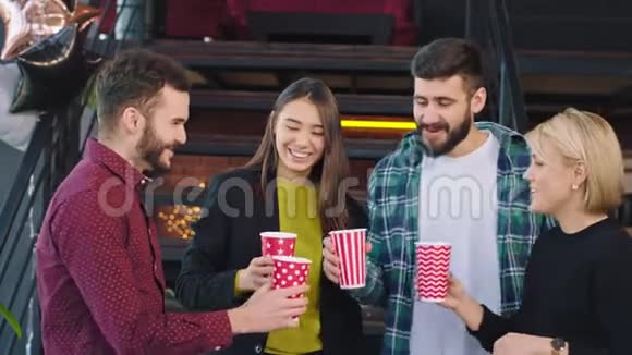 充满魅力和微笑的多民族学生一边喝咖啡一边在现代大学休息视频的预览图