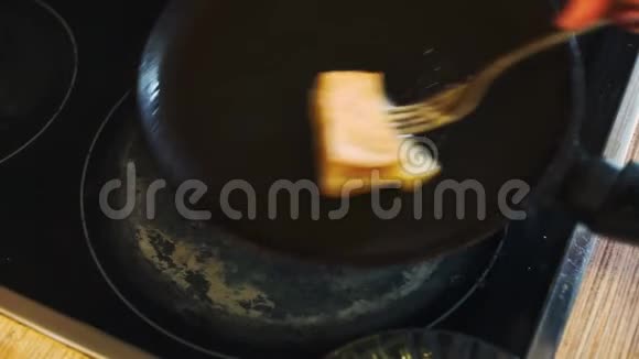 在热锅特写镜头上烹饪煎饼视频的预览图