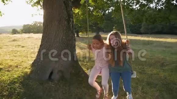 两个快乐的女孩在跳绳视频的预览图