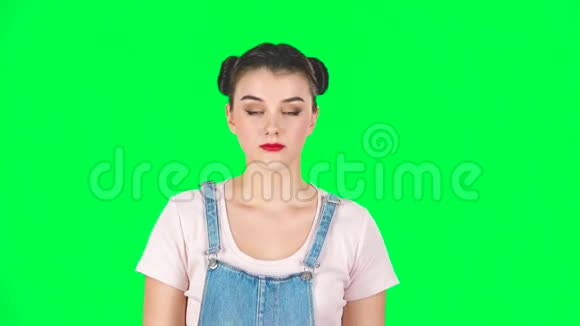 年轻漂亮的女人用手闭上眼睛视频的预览图